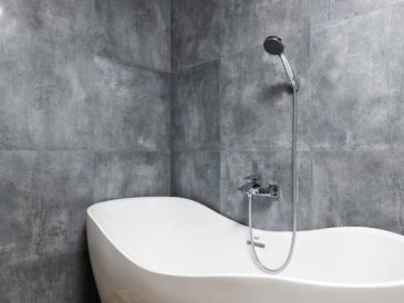 Un équipement multifonctionnel de salle de bain avec cabine de hammam et baignoire, pour une expérience de spa chez soi.