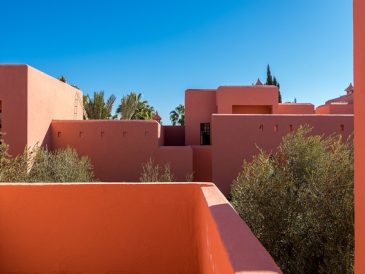 Villas de luxe à vendre à Marrakech, situées dans des quartiers résidentiels prisés, avec piscine privée et jardin.